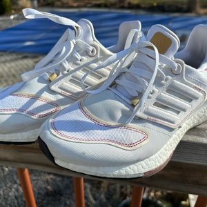 Women’s  UltraBoost 22 'White Wonder Red size 9